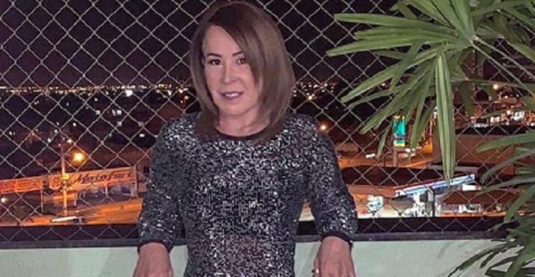 Zilú Godói surpreende com vestido florido e divide opiniões dos fãs na web