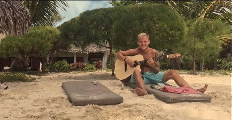 Avicii é homenageado em clipe de “Heaven”, com imagens do DJ em momentos felizes e íntimos