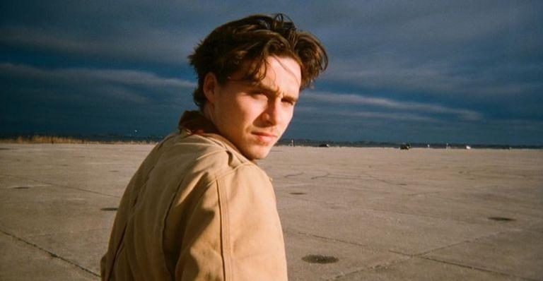 Brooklyn Beckham é alvo de crítica nas redes sociais: ”Por que ele está tentando ser descolado?”