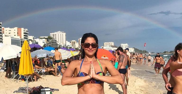 Carol Castro é registrada curtindo praia na companhia do ex-marido, Felipe Prazeres
