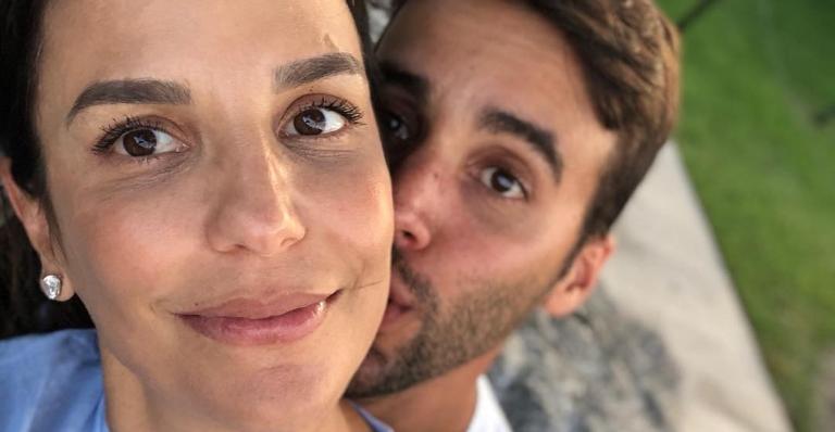 Ivete Sangalo se derrete pelo marido brincando na cama elástica com as filhas