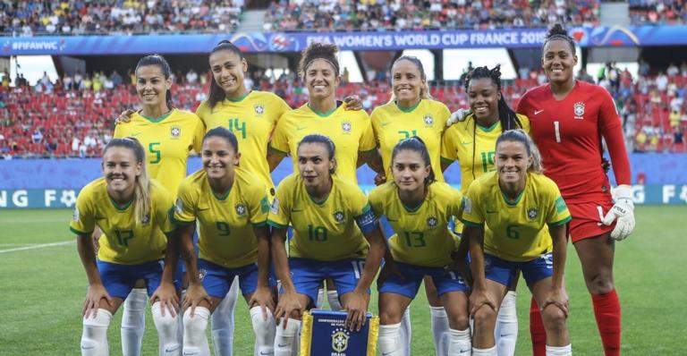 Seleção Feminina de Futebol é recepcionada por uma multidão de fãs na chegada ao Brasil