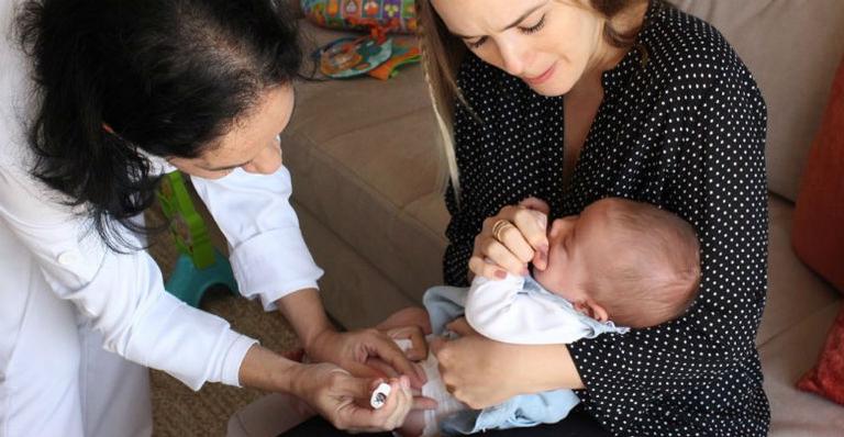 Thaeme Mariôto leva a filha para tomar vacina e se emociona: ”Acho que chorei mais que ela”