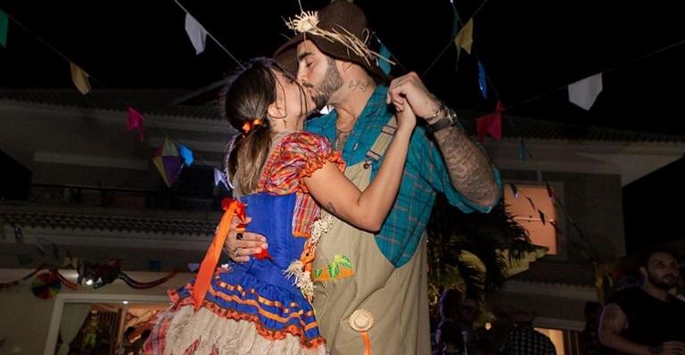 Pedro Scooby posta sequência de cliques encantadores com Anitta em festa junina