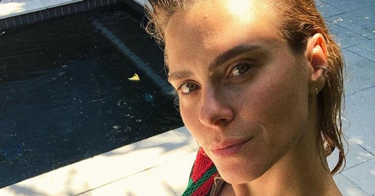 De biquíni, Carolina Dieckmann impressiona com corpo: ”Melhor que muita adolescente”