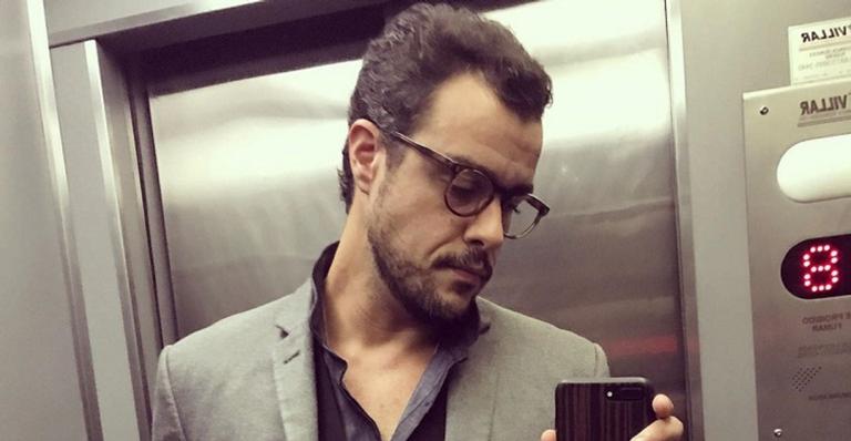 Joaquim Lopes esquenta as temperaturas das redes sociais ao surgir em clique de sunga