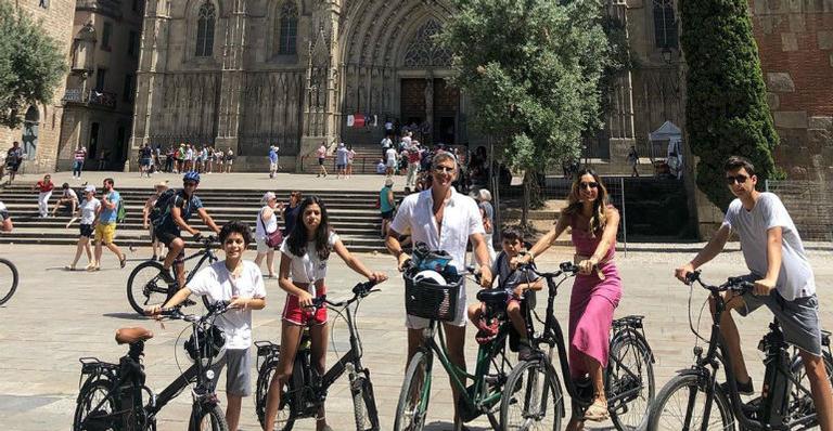 Márcio Garcia passeia de bicicleta com família em Barcelona