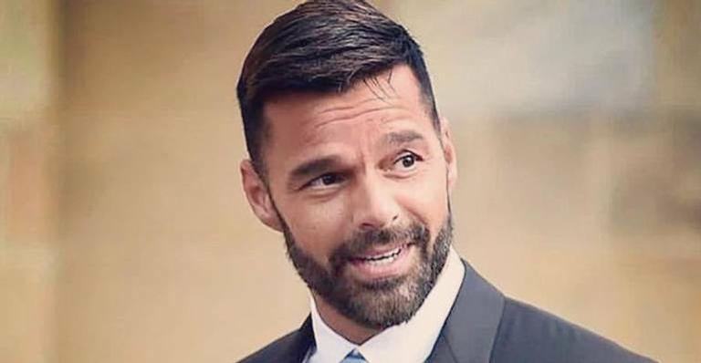Marido gato de Ricky Martin aparece só de shorts e atiça internautas