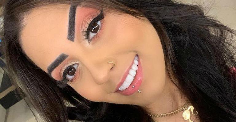 Após incêndio em casa, MC Mirella posa com lingerie ousada e recebe comentário picante