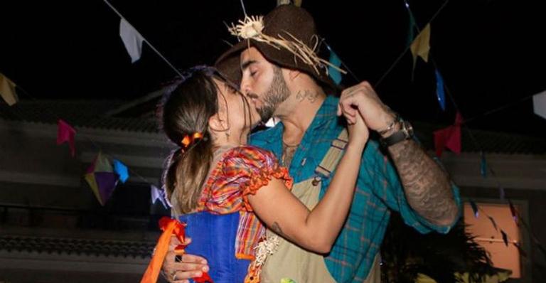 Pedro Scooby fica sem camisa durante a festa junina de Anitta