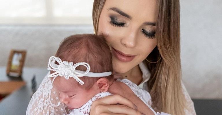 Agora com 2 meses, Thaeme mostra evolução da pequena Liz: ”Carinha da mamãe”