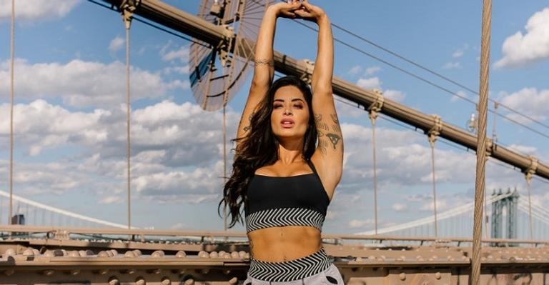 Aline Riscado exibe corpão em ensaio fotográfico em Nova York