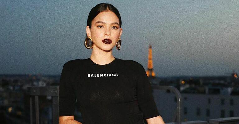 No estilo gótica, Bruna Marquezine posa com look avaliado em mais de R$ 8 mil