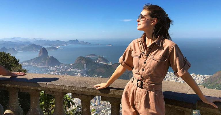 Camila Queiroz faz post em comemoração ao seu aniversário e recebe carinho de famosos e fãs
