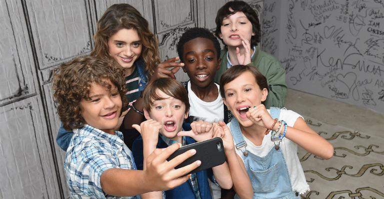 Atores de ”Stranger Things” surpreendem fãs em museu de cera com pegadinhas