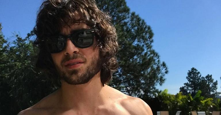 Fiuk mostra que é um romântico à moda antiga e dá presente inesperado para namorada