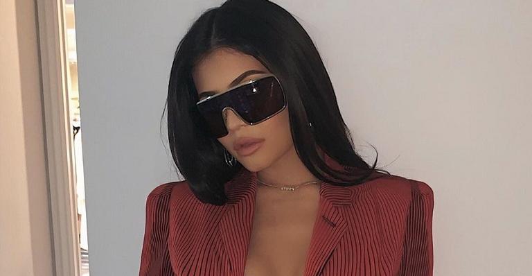 Kylie Jenner é registrada durante momento soneca e acaba mostrando demais