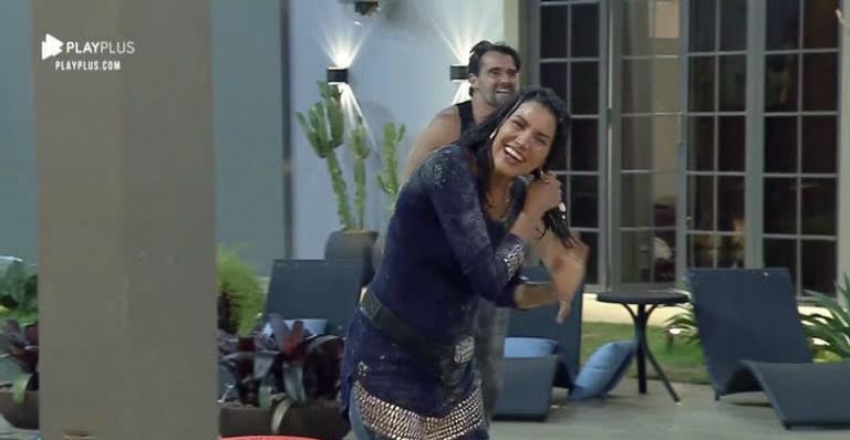 Ex-BBB Mariana Felício é surpreendida e leva ovadas na cabeça no ”Power Couple”