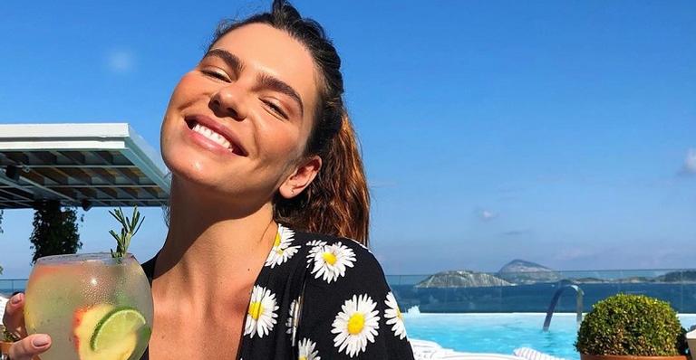 De toalha, Mariana Goldfarb recebe ‘cheiro no cangote’ inesperado em momento íntimo