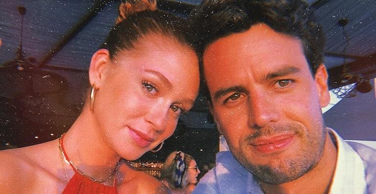 Marina Ruy Barbosa posta clique deitada com marido e se declara: ”Nosso amor”
