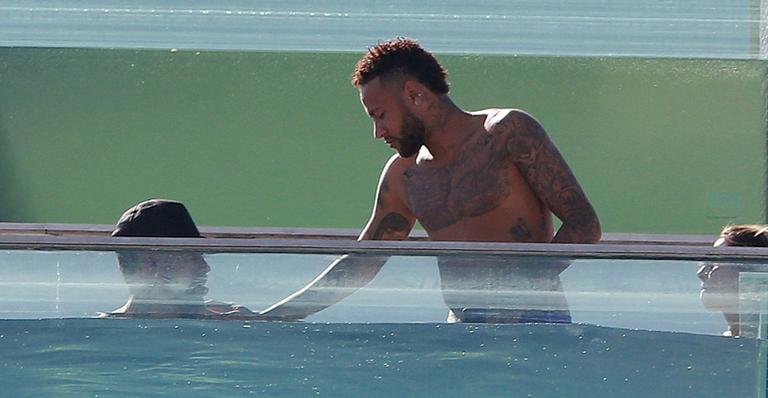 Neymar Jr. curte festinha ao lado de Gabriel Medina e amigos