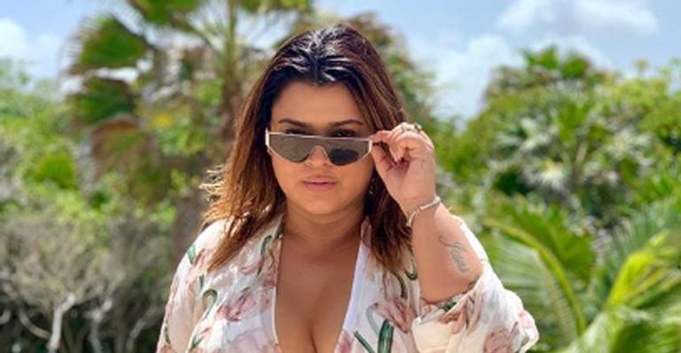 Preta Gil sensualiza só de roupão em hotel de luxo no México