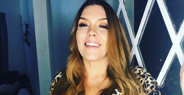 Simony posta foto de biquíni exibindo corpo sarado e deixa fãs de boca aberta: ”Sarada”