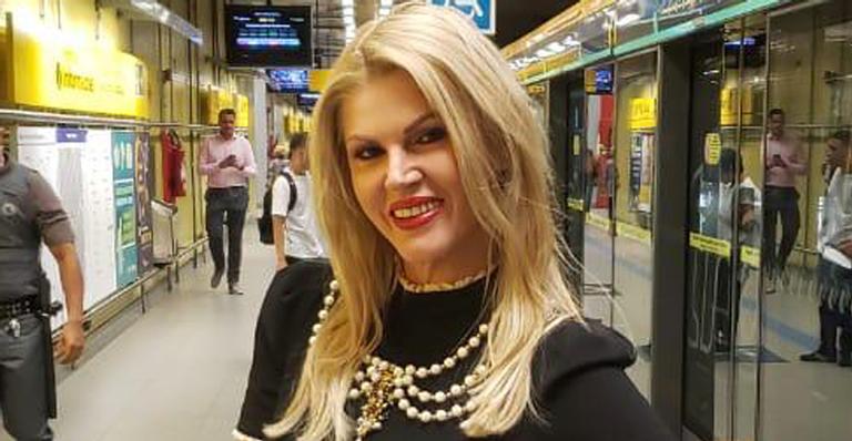 Val Marchiori surpreende fãs ao ser flagrada andando de metrô