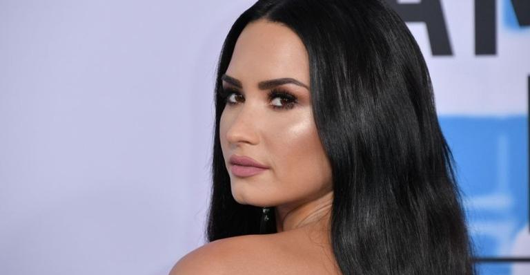 Demi Lovato passa lição importante e celebra amor próprio com nova tatuagem