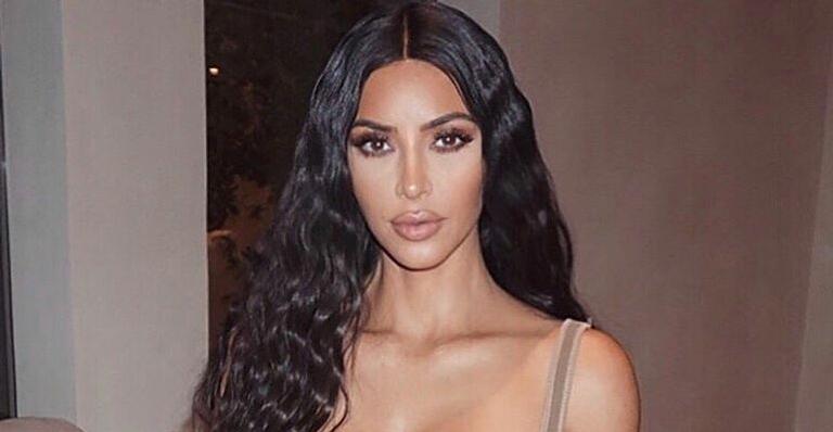 De biquíni branco, Kim Kardashian mostra suas curvas volumosas e faz a temperatura explodir
