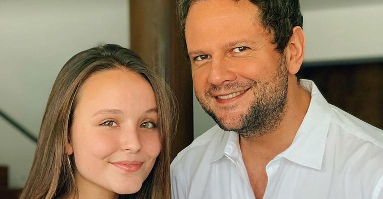 Larissa Manoela posta foto com prêmio e relembra momento ao lado de Selton Mello