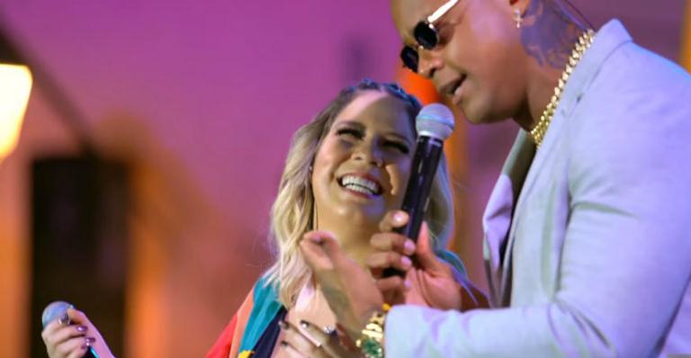 Marília Mendonça lança clipe colorido e cheios de referências com Léo Santana