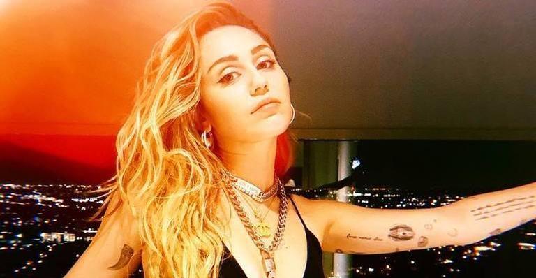 Miley Cyrus gera polêmica e surpreende ao compartilhar foto de momento íntimo