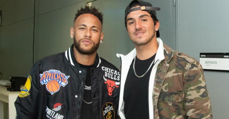 Neymar Jr. e Gabriel Medina assistem juntos ao jogo do Brasil na Copa América
