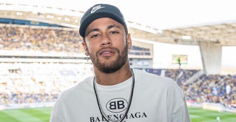Neymar ‘rabisca’ tênis com mensagens emblemáticas e chama atenção dos fãs