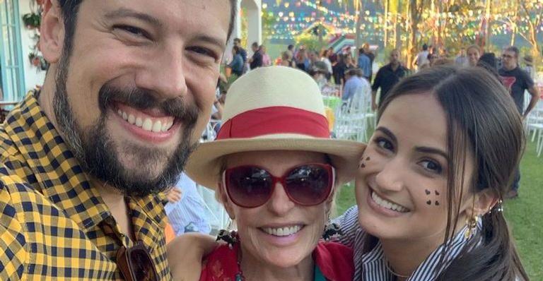 Ana Maria Braga recebe repórteres em sua festa junina