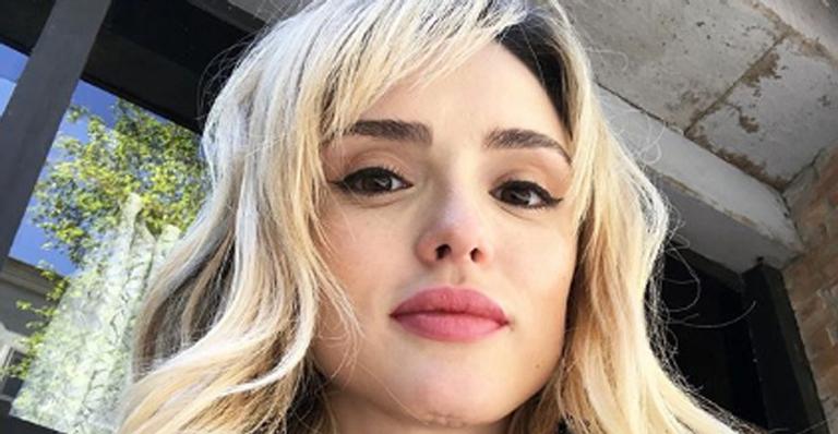 Nostalgia! Isabelle Drummond grava cena como personagem Emília