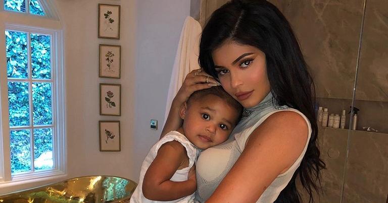 Fonte próxima de Kylie Jenner esclarece rumor sobre nova gravidez