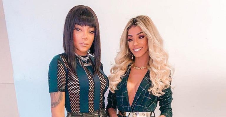 Ludmilla e namorada exibem aliança de compromisso exuberante