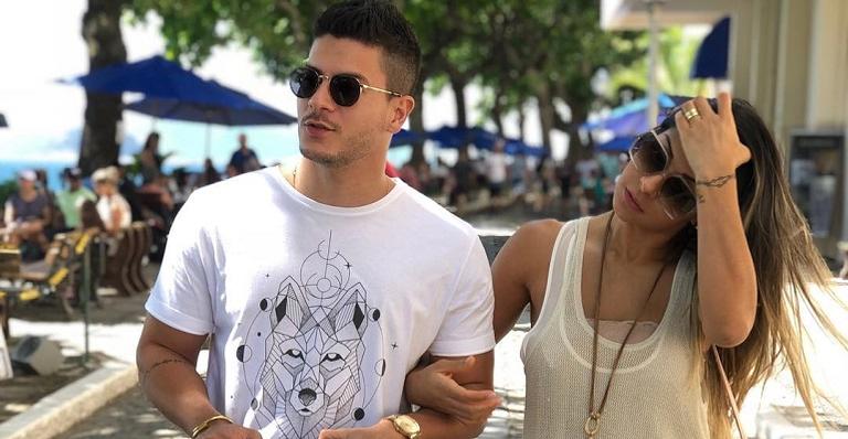 Sem roupas, Mayra Cardi e Arthur Aguiar tiram foto na cama e fãs sugerem legenda de duplo sentido