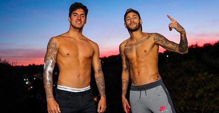 Neymar Jr. e Gabriel Medina malham juntos em dia de folga