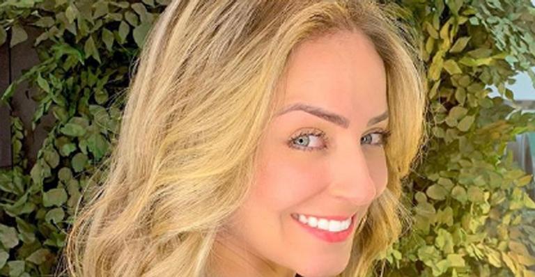 Ex-BBB Paula ostenta corpão em foto de biquíni com sua porca