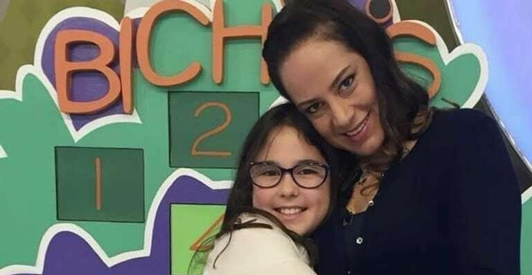 No casamento de Rebeca Abravanel, Silvia Abravanel tira selfie ao lado da filha e encanta