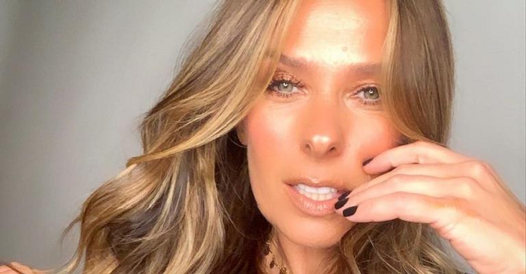 Adriane Galisteu posa completamente nua e compartilha clique polêmico na web