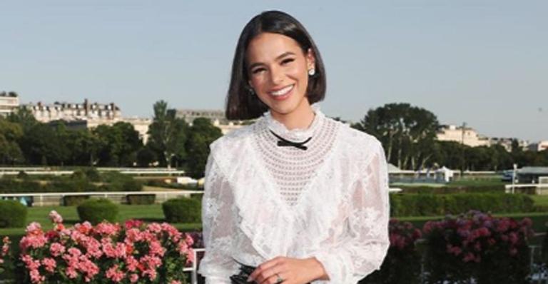 Em Paris, Bruna Marquezine ataca pizza doce após desfile
