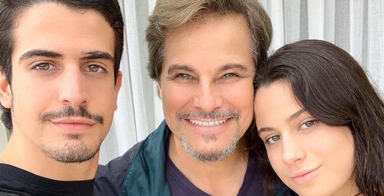 Ao lado do filho, Edson Celulari chama atenção com beleza: ”Genética abençoada”