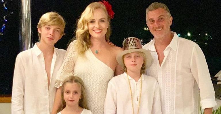 Luciano Huck e Angélica abrem as portas de casa para missa de agradecimento e recebem famosos