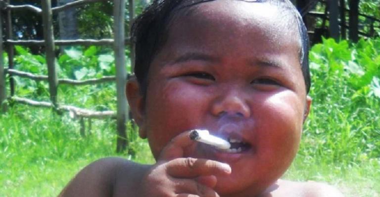 Lembra dele? Bebê fumante reaparece após 10 anos