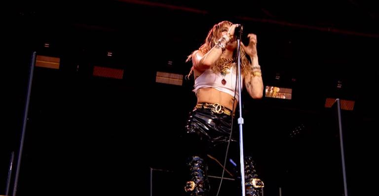 Com look bafo, Miley Cyrus canta Amy Winehouse e Ashley O em festival