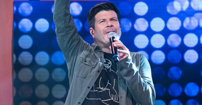 Paulo Ricardo chora ao ver a filha cantando no ‘Tamanho Família’: ”Ela sempre foi tímida”